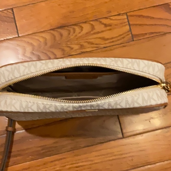 Michael Kors Crossbody. Brand new. Never worn. - Picture 4 of 4